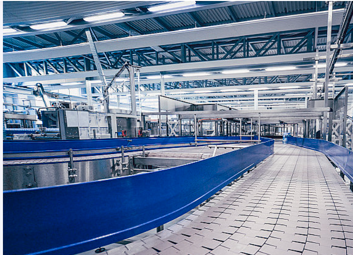 现代化绿色工业园区概念图,太阳能板和风力发电机点缀其间,体现可持续发展理念的未来工厂设计